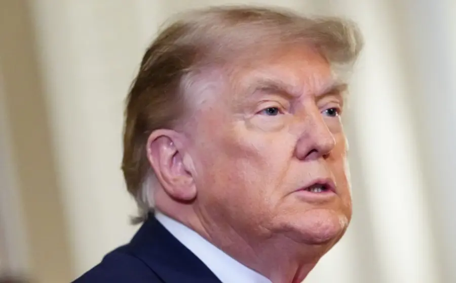 El presidente Donald Trump durante una declaración sobre el conflicto con Irán, en la que advirtió sobre nuevos ataques si no cumplen.