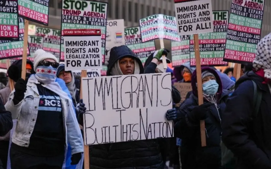 El expresidente Donald Trump durante un discurso, en el contexto de su orden para frenar el uso de bancos a migrantes indocumentados.
