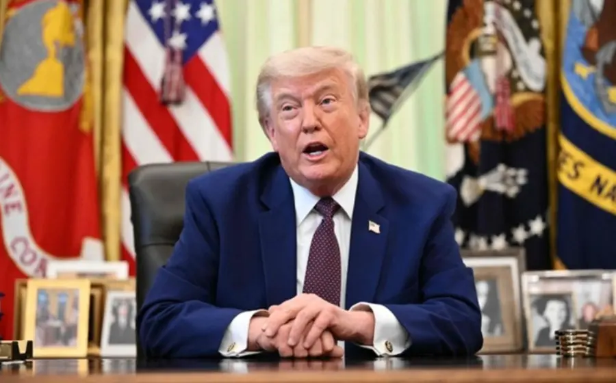 El entonces presidente Donald Trump en una fotografía de archivo, quien calificó de antipatriótica la resolución que buscaba limitar sus poderes de guerra contra Irán.