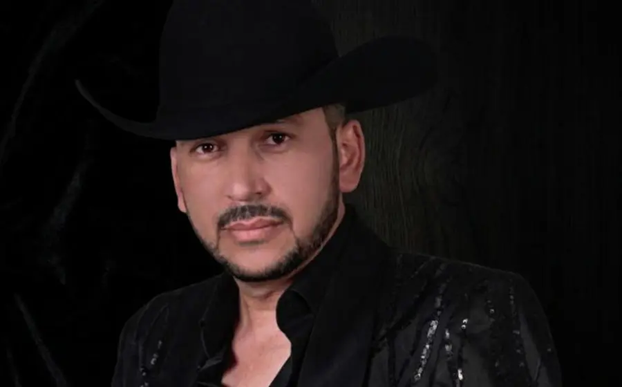 El cantante Luis Ángel 'El Flaco' después de que su vuelo a Monterrey regresara de emergencia al aeropuerto de Mazatlán por una falla.
