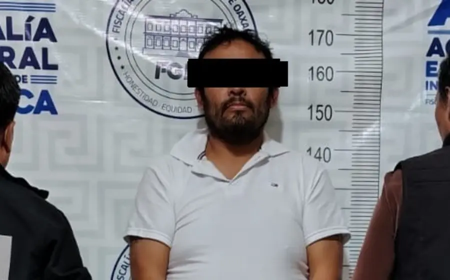 Fotografía de 'El Ñoño', detenido y señalado como presunto responsable de cometer robos con violencia en la zona de Etla, Oaxaca.