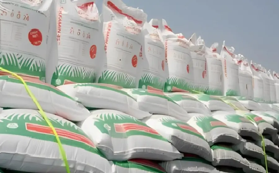 Sacos de fertilizante apilados, parte de las 803 mil toneladas que el programa gubernamental ha entregado para beneficiar a productores del campo.