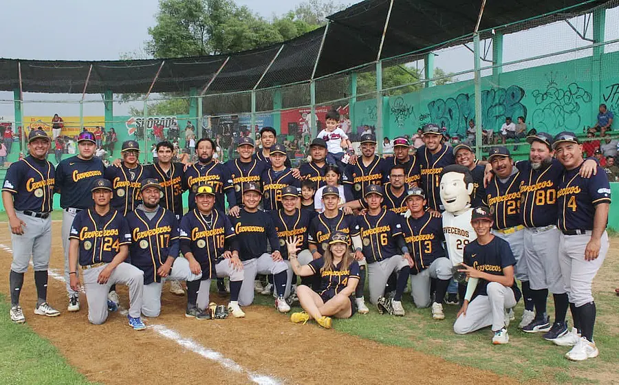 El equipo de béisbol Cerveceros celebra con entusiasmo la conquista de su anhelado pentacampeonato después de ganar la final del torneo.