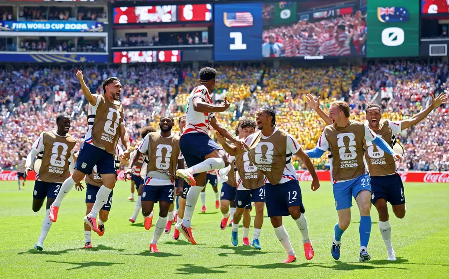 El equipo de fútbol de Estados Unidos, conocido como las Barras y las Estrellas, celebra su clasificación a la siguiente ronda del torneo.