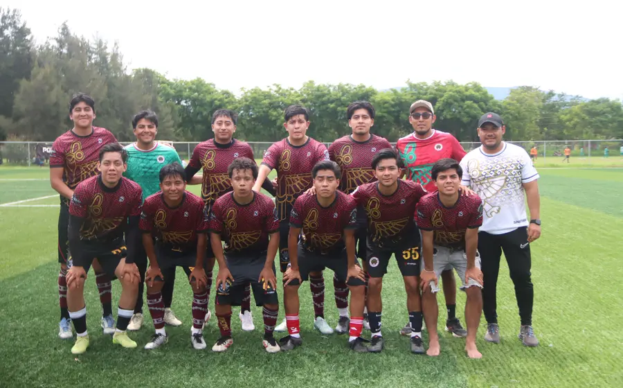 El equipo de fútbol de Zaachila compitiendo intensamente durante el partido de la Copa Telmex 2026, donde fueron eliminados por Cuilápam.