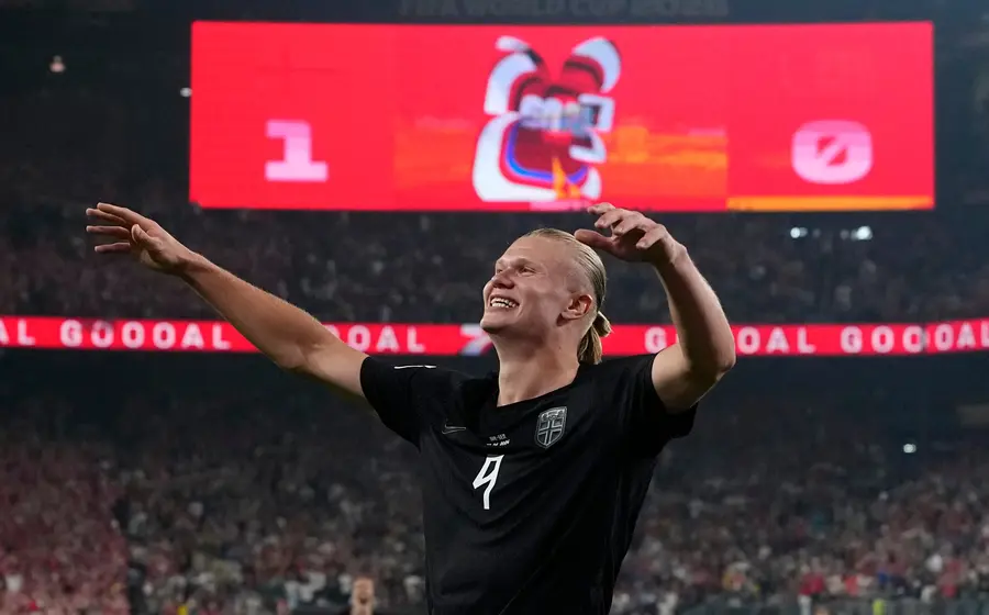 El futbolista noruego Erling Haaland, apodado El Vikingo, celebra uno de sus dos goles durante el triunfo de Noruega 3-2 sobre Irak.