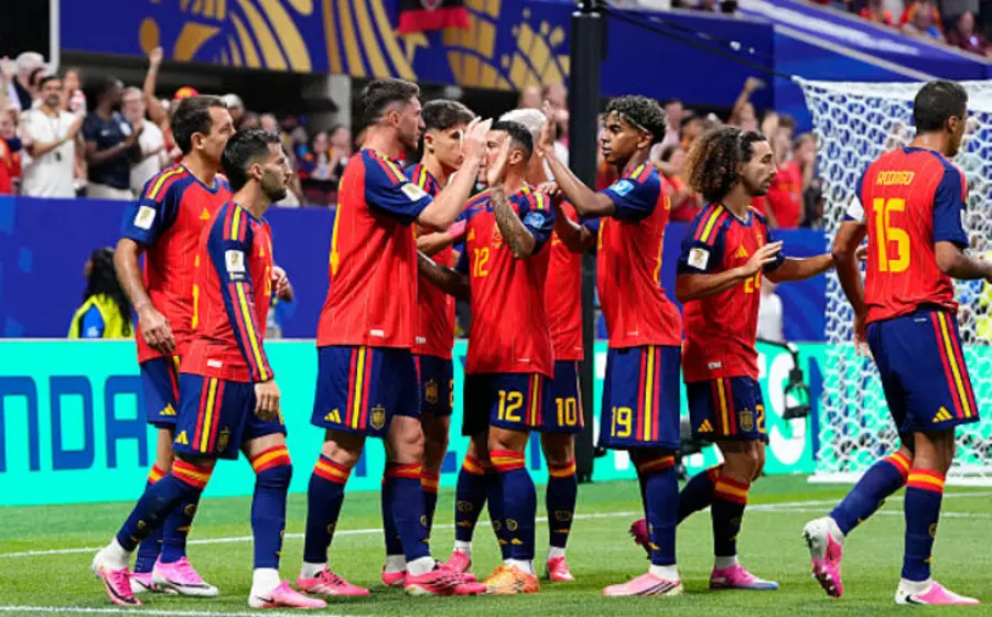 La selección de fútbol de España, conocida como la Furia Roja, celebra su contundente victoria por 4-0 sobre la selección de Arabia Saudita.