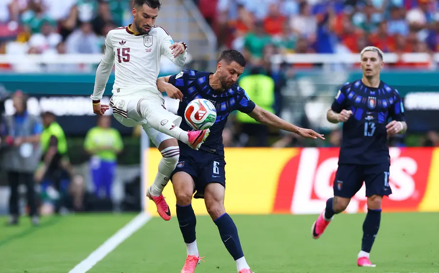 Jugadores de la selección de España y Uruguay disputan el balón durante el partido que terminó con victoria española por marcador de 1-0.