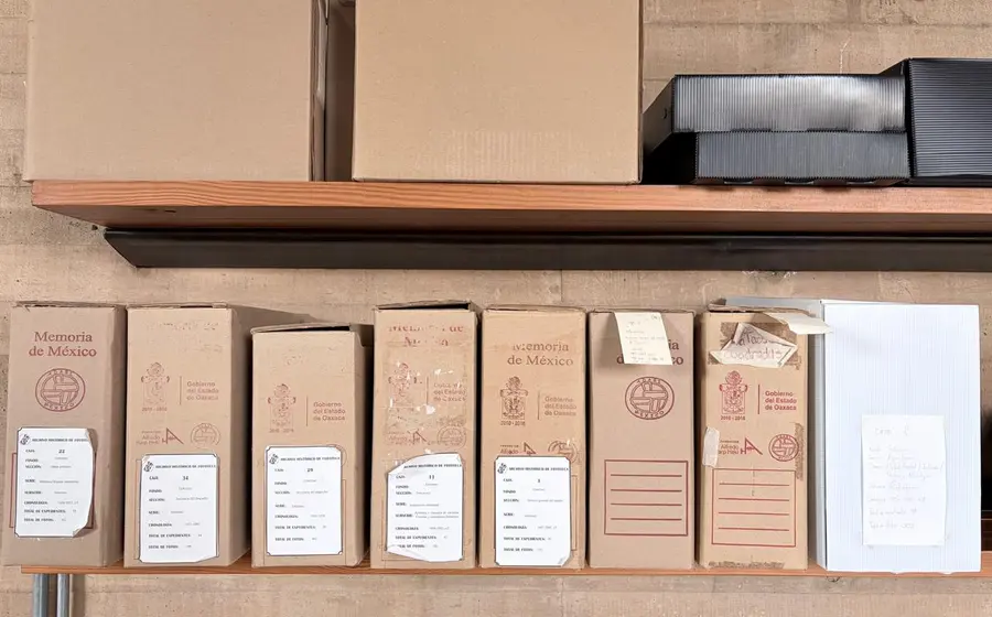 Cajas de archivo AG12 que contienen valiosos expedientes fotográficos en la fototeca del AGEO, como parte de la memoria visual de Oaxaca.
