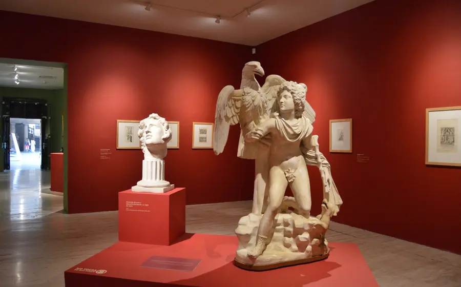 Obras de arte que exploran el cuerpo heroico y la tradición grecolatina en la nueva exposición del Museo Nacional de San Carlos.