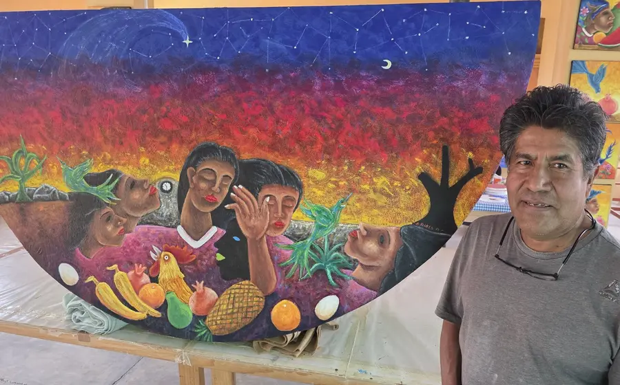 Retrato del artista oaxaqueño Enrique Flores, referente de la plástica contemporánea y promotor de la cultura y tradiciones artísticas de Oaxaca.