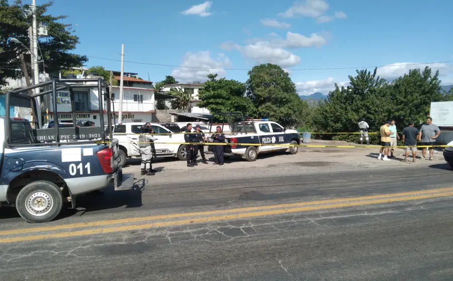 Una regidora de Tehuantepec alza la voz durante una sesión del Cabildo para exigir justicia por el feminicidio de la maestra Mary.