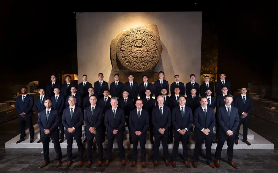 Los jugadores y el cuerpo técnico de la Selección Mexicana de fútbol posan con elegancia para su fotografía oficial de equipo.
