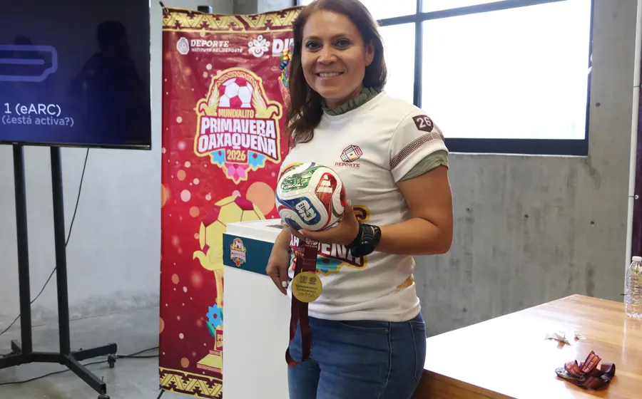 La árbitra profesional Francia González, quien ha participado en el VAR y como Cuarto Árbitro en partidos de la Liga MX.