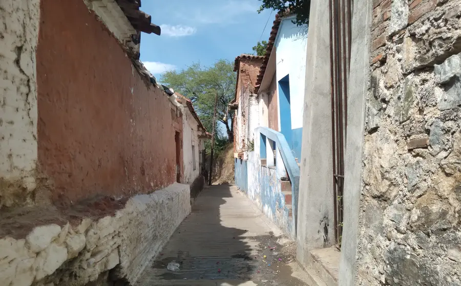 Una gran fuga de agua potable en la calle, desperdiciando miles de litros mientras los vecinos de la zona sufren por la escasez del servicio.