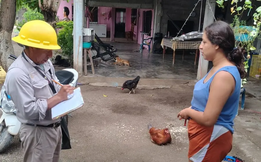 Personal de salud realiza fumigaciones en el Istmo de Oaxaca como parte del operativo especial para combatir el dengue durante la temporada de lluvias.