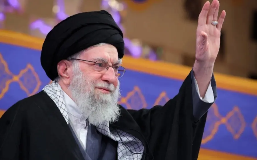 Un retrato oficial del ayatollah Ali Jamenei, para ilustrar los detalles de sus ceremonias fúnebres que comenzarán el 4 de julio en Teherán.