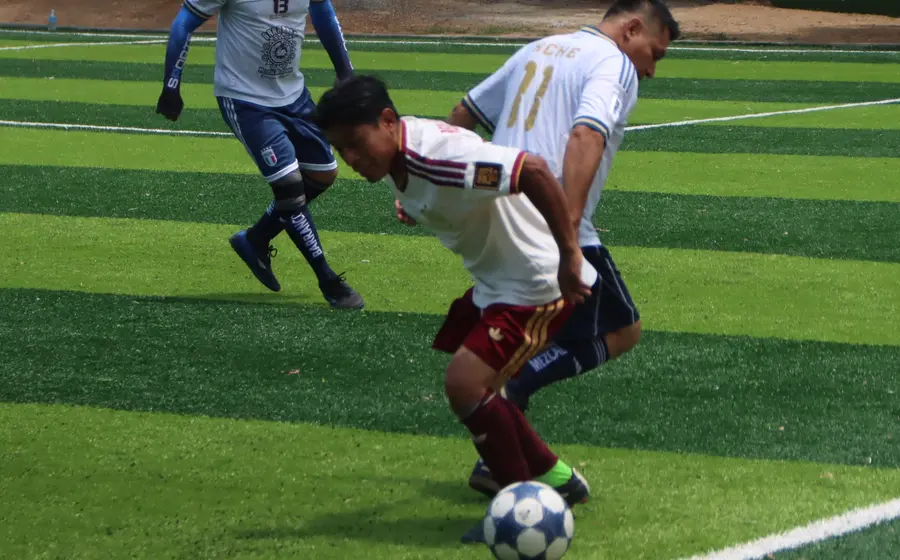Jugadores compiten en un partido de la Liga Futbol Premier Dominical en San Martín Mexicápam, donde participa el equipo Jaibas Bravas.