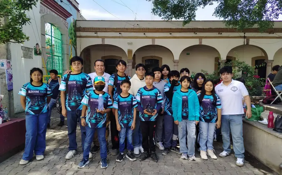 Un grupo de jóvenes atletas de gimnasia posa con entusiasmo, listas para competir en el próximo campeonato Estatal de la Gimnasiada.