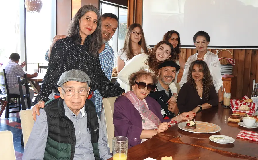 Gloria Ortiz de Guerrero celebra su cumpleaños rodeada del cariño de su hijo Jorge Guerrero, familiares y amigos durante una amena reunión.
