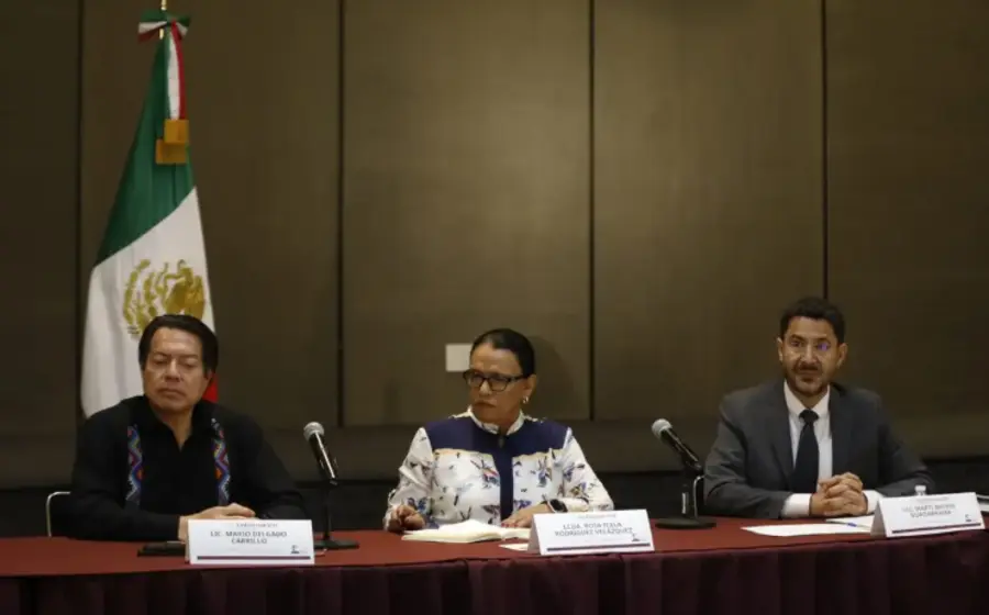 Mesa de negociación entre el Gobierno de México y la CNTE donde se discute la eliminación de la USICAMM y el esquema de pensiones.