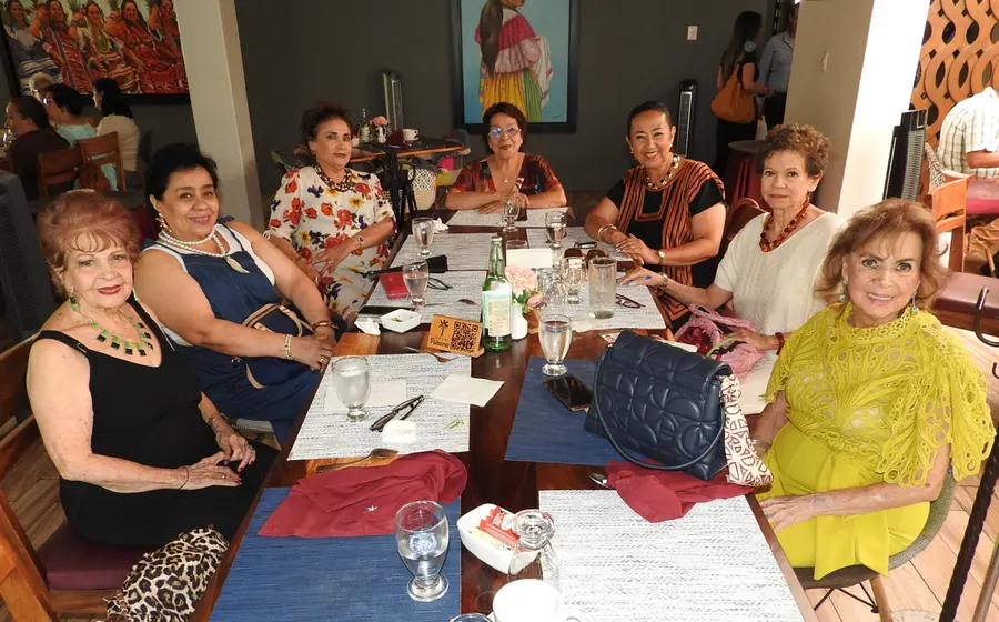 Leonor Ballesteros de Hurtado, Maru Reyes, Irene Rodríguez de Díaz y amigas posando sonrientes durante una reunión para compartir momentos especiales.