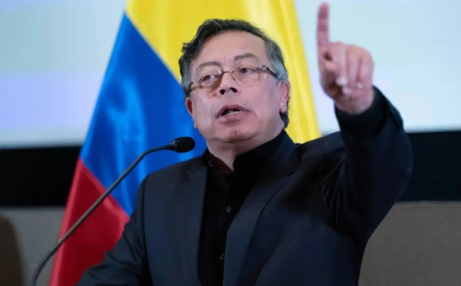 El presidente de Colombia, Gustavo Petro, denuncia un complot de sectores conservadores para frenar el progresismo en Colombia y México.