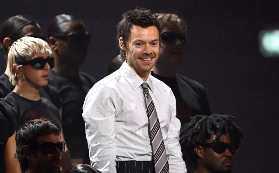 El cantante Harry Styles se desploma sobre el escenario de Wembley tras sufrir un episodio de asfixia durante una dinámica con agua en su concierto.