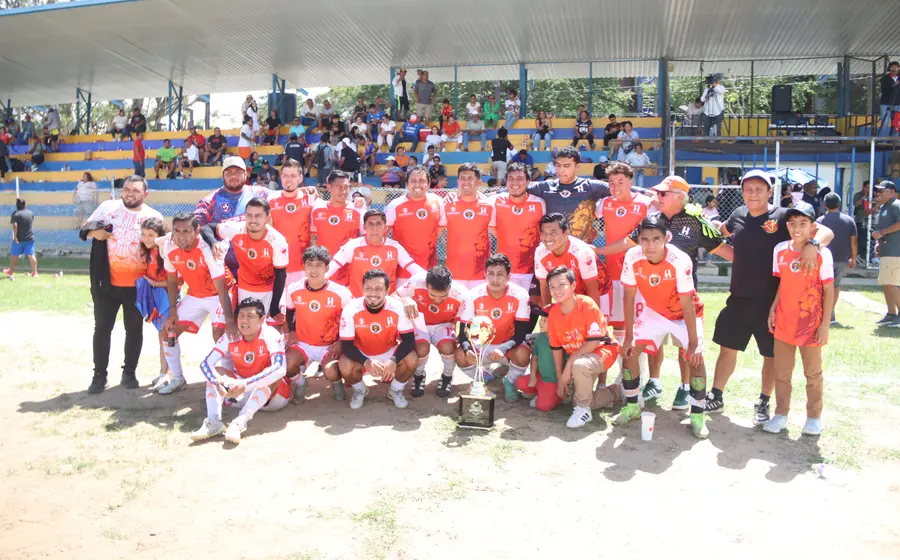El equipo de fútbol Holanda Hecsan celebra la obtención de su tricampeonato en la final de la Liga Mayor A de Oaxaca.