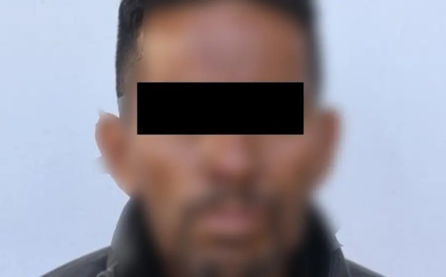 Un hombre, presunto responsable del robo de una escalera, es detenido y puesto bajo custodia por agentes de la policía municipal.