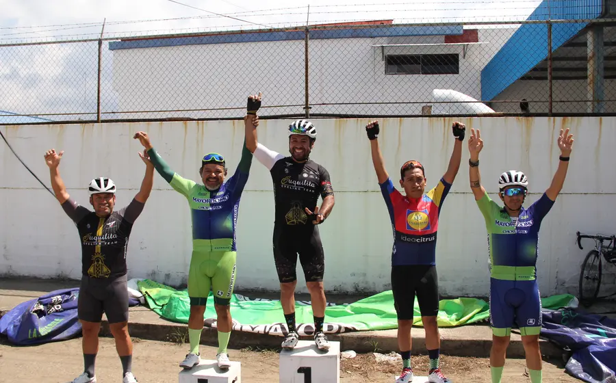 Hugo Juan Sánchez en el podio de premiación junto a los otros competidores más rápidos de la categoría máster 36.