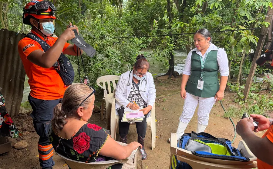 Personal del IMSS realiza la distribución de medicamentos e insumos médicos a las familias damnificadas en la comunidad de San Isidro Naranjal.