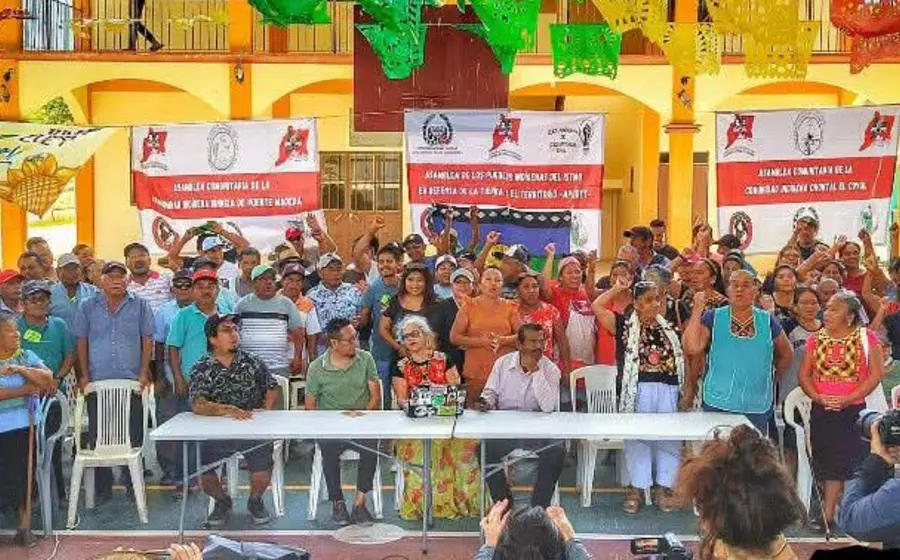 Un grupo de los 21 indígenas de Oaxaca que fueron absueltos, tras ser sentenciados a prisión por defender su tierra.