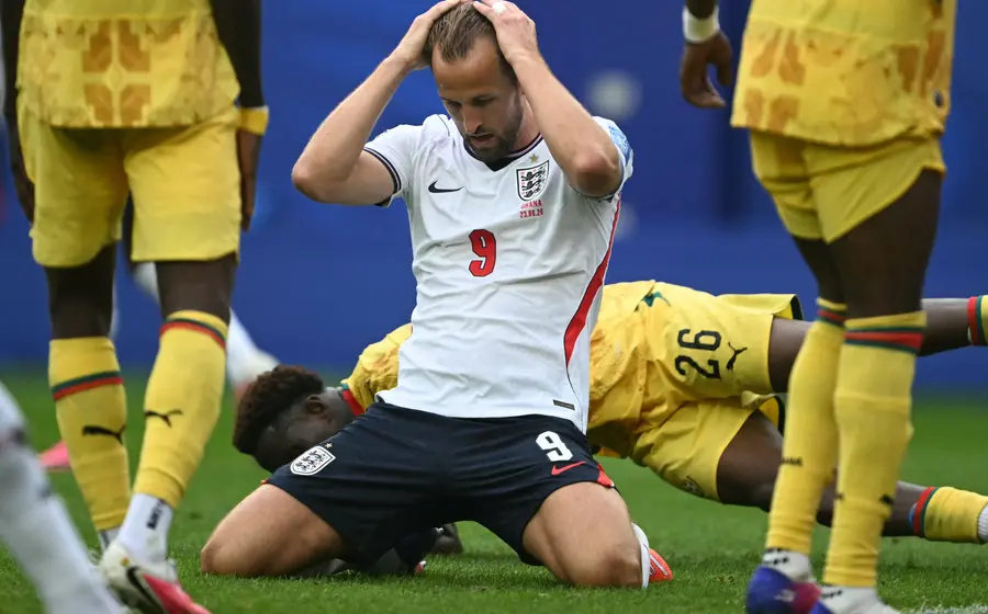 Jugadores de las selecciones de Inglaterra y Ghana disputan el balón durante el partido que terminó en un reñido empate 0-0.