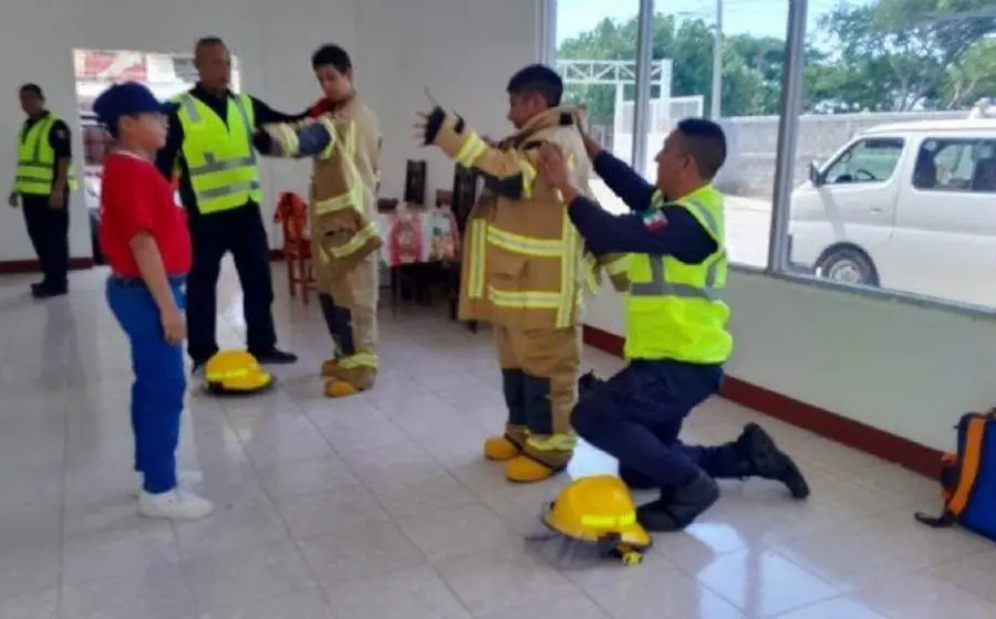 Cartel promocional del curso 'Mini Bomberos en Acción 2026' en Juchitán, informando que las inscripciones comienzan a partir del 1 de julio.