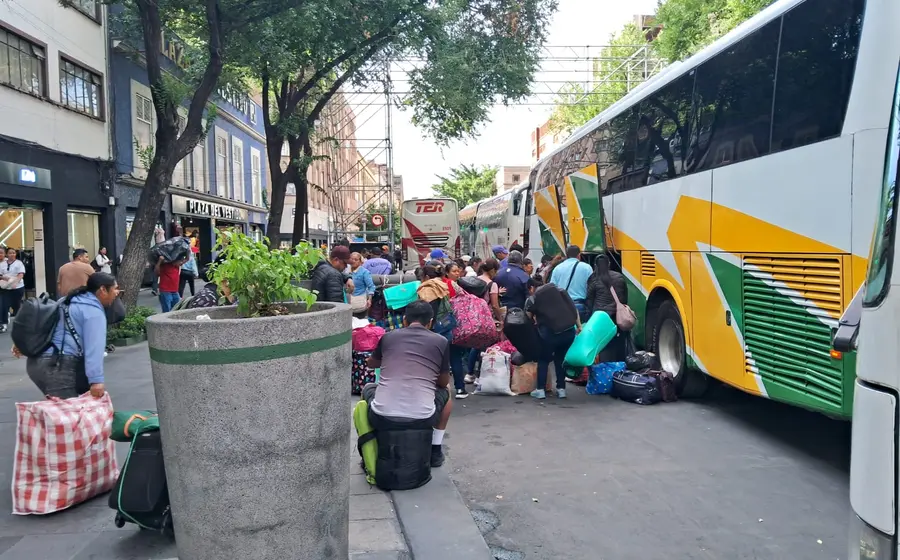 Integrantes de la CNTE comienzan a retirarse del plantón que mantenían sobre la avenida 20 de noviembre, en el Zócalo de la CDMX.