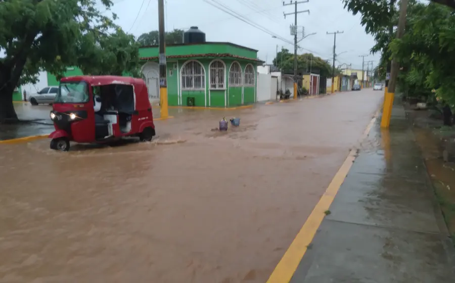 Una calle en Tehuantepec se encuentra completamente inundada por las fuertes lluvias, afectando viviendas y colonias debido a la crecida de los arroyos.