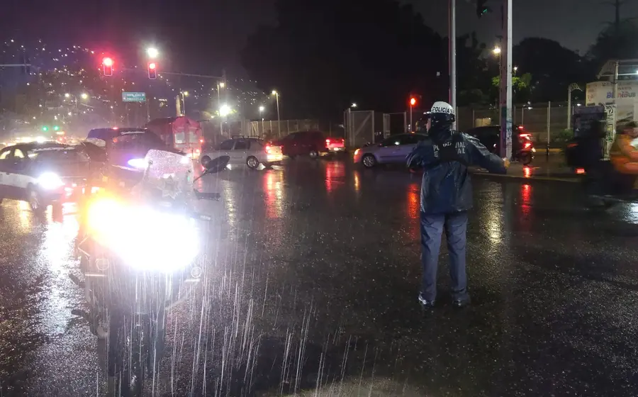 Una calle de la capital sufre inundaciones y caos vial con árboles caídos como consecuencia de la fuerte lluvia que azotó la ciudad.