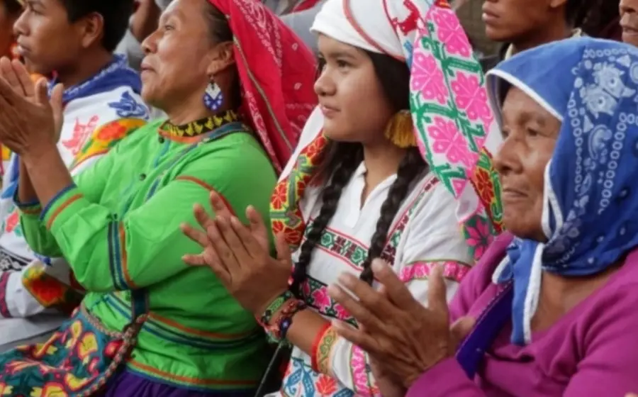 Representantes de pueblos indígenas y comunidades afromexicanas beneficiados por el plan de justicia del Gobierno Federal anunciado en el evento.