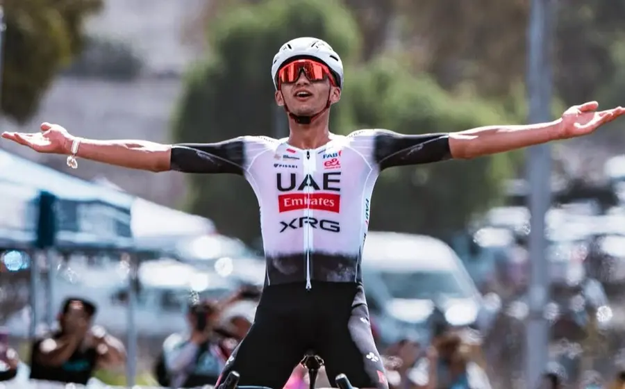 El ciclista mexicano Isaac del Toro, ya recuperado, posa listo para competir en la carrera Tour Auvergne-Rhône-Alpes este año.