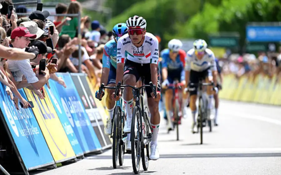 El ciclista mexicano Isaac del Toro compitiendo durante la primera etapa del Tour Auvergne-Rhône-Alpes 2026, donde finalizó en la doceava posición.