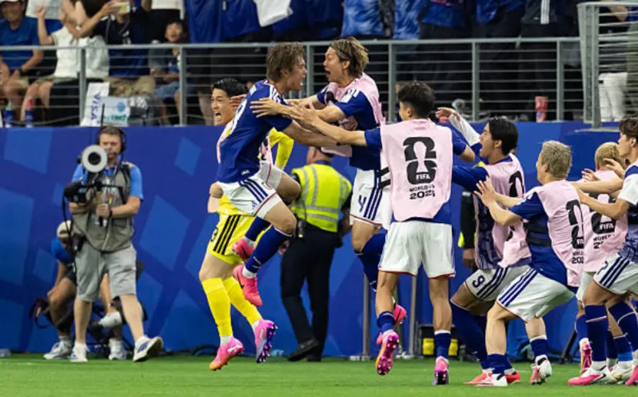 Jugadores de las selecciones de Japón y Países Bajos disputan el balón durante el gran partido que finalizó en un empate a dos goles.