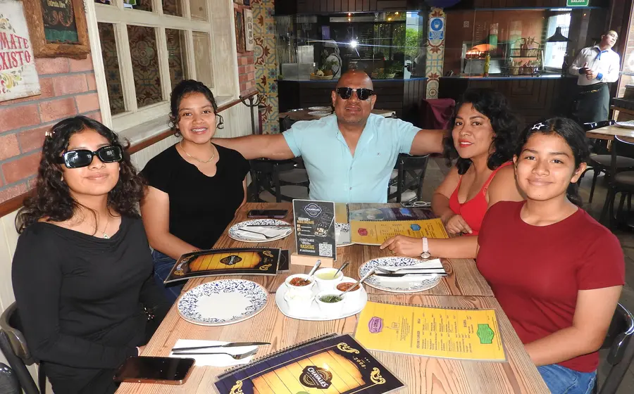 Jessica Camila Velázquez Sánchez celebra su cumpleaños en Oaxaca, posando felizmente con sus padres Francisco y Silvia y sus hermanas Andrea y María.