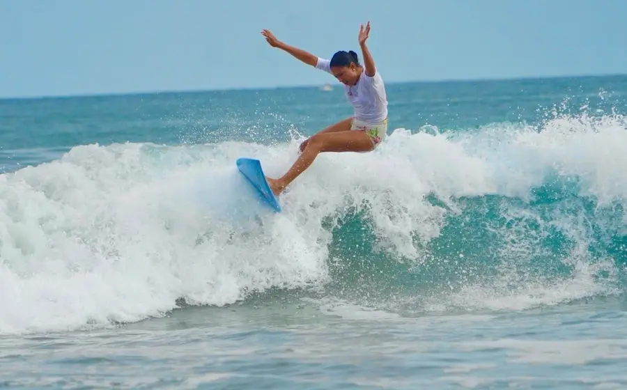 Jóvenes surfistas de Oaxaca muestran su admirable determinación al enfrentar las olas durante la competencia donde el equipo sumó 14 medallas.