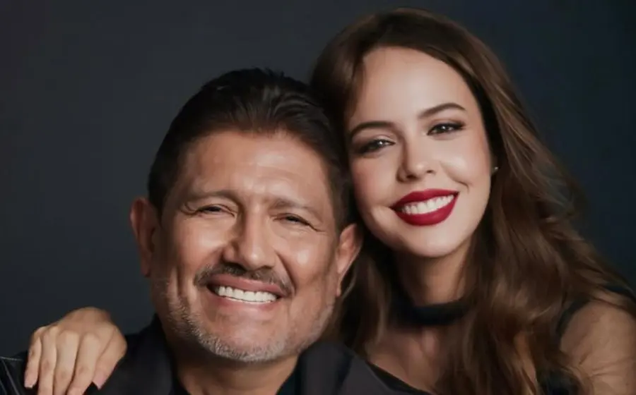 El productor Juan Osorio y su pareja Eva Daniela posan juntos en una foto que generó especulaciones sobre un posible embarazo.