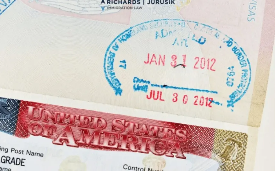 Un mazo de juez simboliza la decisión de la corte federal de anular el aumento a las visas H-1B, un cobro considerado ilegal.