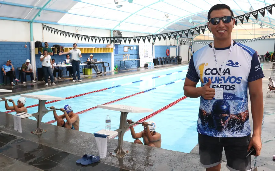 El joven talento Julio León posa para una fotografía durante el evento deportivo de la Fiesta acuática de talentos 2026.