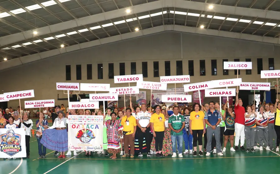 Julio León presente durante la ceremonia de inauguración del Torneo Nacional de Cachibol que se celebra en la ciudad de Oaxaca.