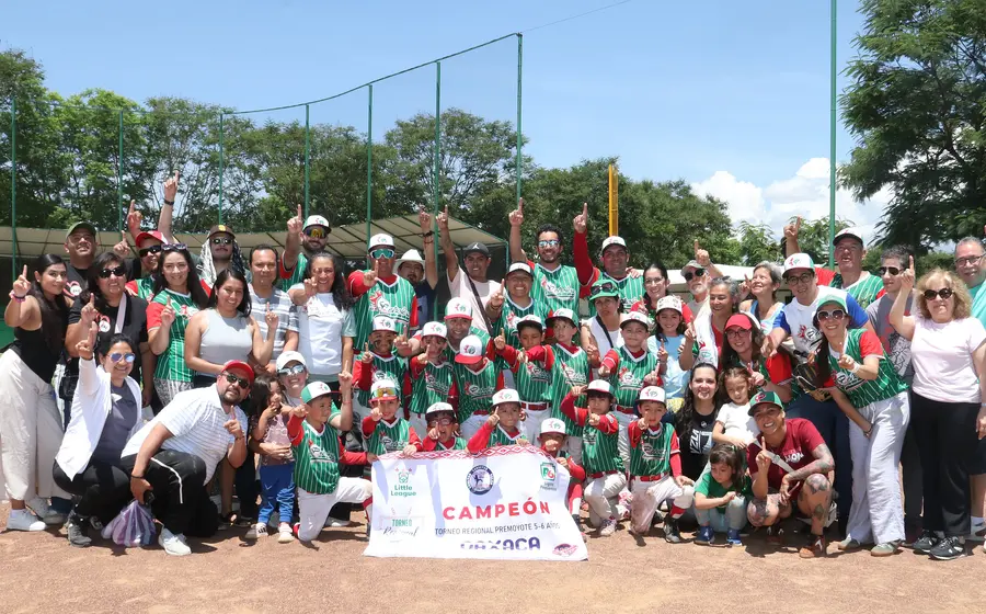 Integrantes del equipo Liga Petrolera, celebran la victoria de su equipo al coronarse campeones del torneo Regional Pre Moyote.