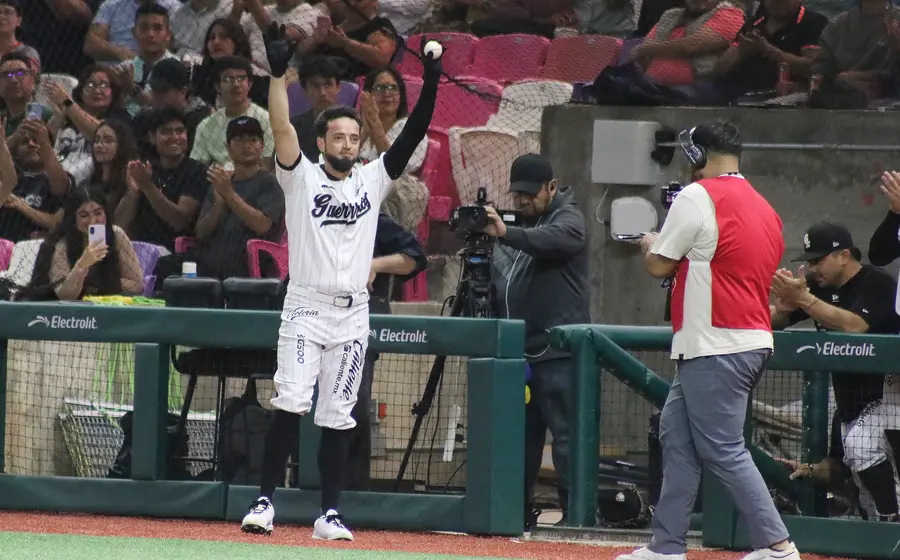 Alex González fue despedido entre una gran ovación de la afición bélica.
